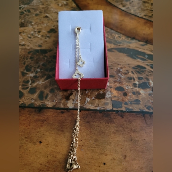 Elegant Gold Clover Necklace - Picture 4 of 5